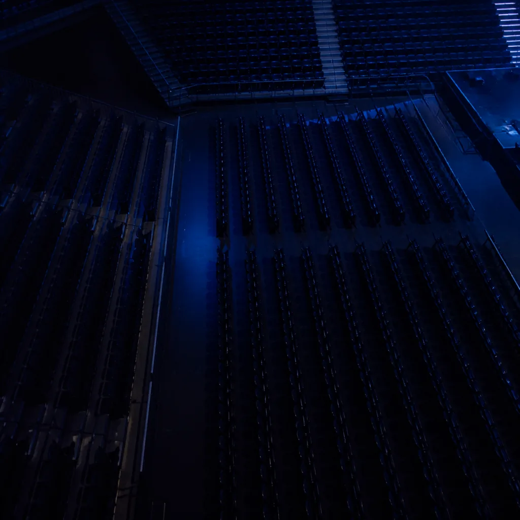 Gradas de un estadio de esports con luz azul ambiental
